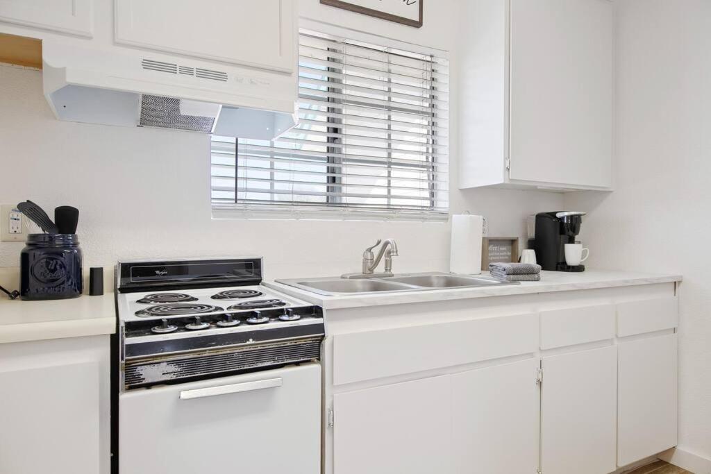 דירות אוקהורסט Couples Studio 1 W Full Kitchen מראה חיצוני תמונה