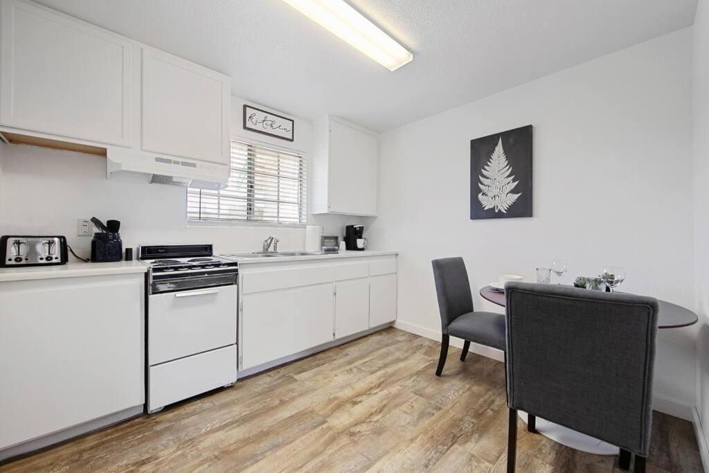 דירות אוקהורסט Couples Studio 1 W Full Kitchen מראה חיצוני תמונה